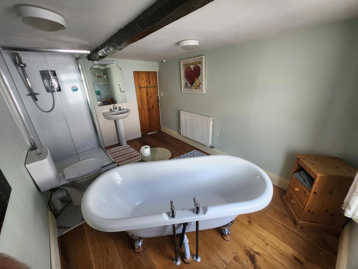 Watsons Ale House Bed & Breakfast Knighton  Eksteriør bilde